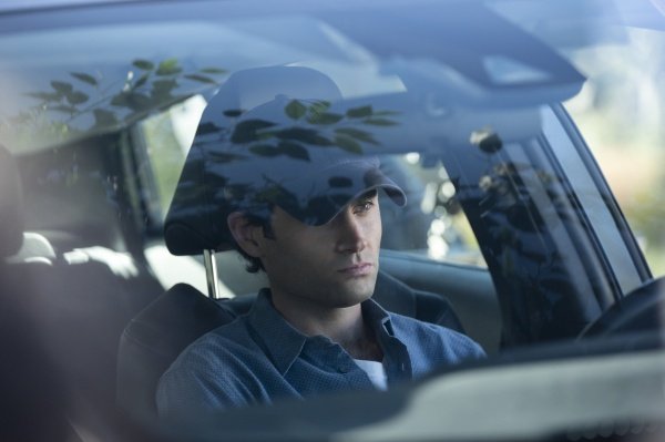 YOU (L to R) PENN BADGLEY as JOE GOLDBERG in episode 307 of YOU Cr. JOHN P. FLEENOR/​NETFLIX © 2021 – Bild: JOHN P. FLEENOR/​NETFLIX