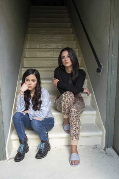 Jenna Ortega, Carmela Zumbado – Bild: Beth Dubber/​Netflix