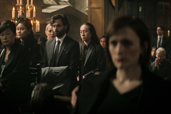 Penn Badgley, Charlotte Ritchie – Bild: Netflix