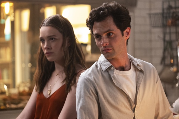Victoria Pedretti, Penn Badgley – Bild: Beth Dubber/​Netflix