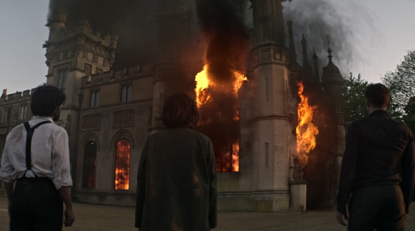 Penn Badgley, Charlotte Ritchie, Ben Wiggins – Bild: Netflix