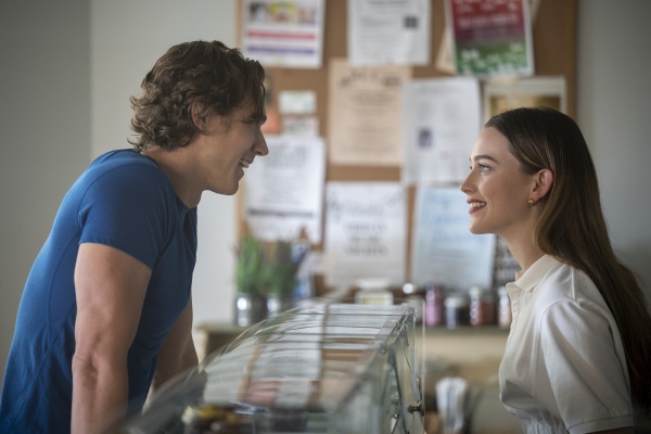 YOU (L to R) CHRIS O’SHEA as ANDREW and VICTORIA PEDRETTI as LOVE QUINN in episode 309 of YOU Cr. JOHN P. FLEENOR/​NETFLIX © 2021 – Bild: JOHN P. FLEENOR/​NETFLIX