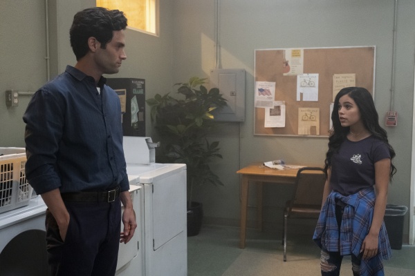 Penn Badgley, Jenna Ortega – Bild: Beth Dubber/​Netflix