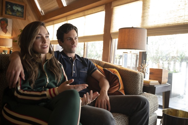 YOU (L to R) VICTORIA PEDRETTI as LOVE QUINN and PENN BADGLEY as JOE GOLDBERG in episode 305 of YOU Cr. JOHN P. FLEENOR/​NETFLIX © 2021 – Bild: JOHN P. FLEENOR/​NETFLIX