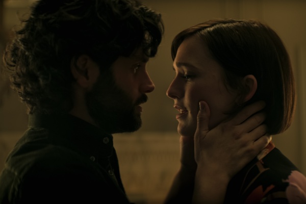 Penn Badgley, Charlotte Ritchie – Bild: Netflix