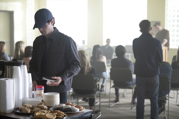 YOU (L to R) PENN BADGLEY as JOE GOLDBERG in episode 308 of YOU Cr. JOHN P. FLEENOR/​NETFLIX © 2021 – Bild: JOHN P. FLEENOR/​NETFLIX