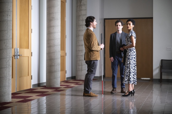 YOU (L to R) BEN MEHL as DANTE, PENN BADGLEY as JOE GOLDBERG, and TATI GABRIELLE as MARIENNE in episode 307 of YOU Cr. JOHN P. FLEENOR/​NETFLIX © 2021 – Bild: JOHN P. FLEENOR/​NETFLIX