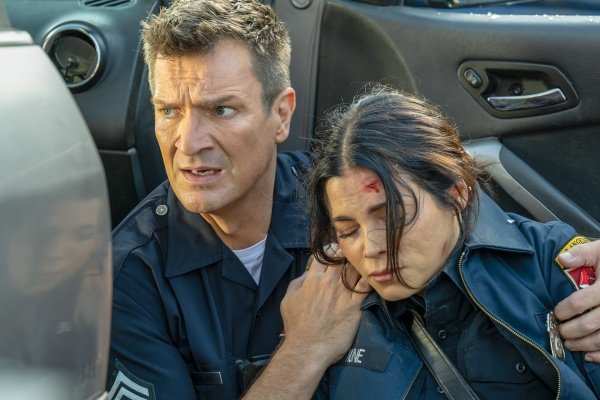 John (Nathan Fillion) schützt Bailey (Jenna Dewan) – Bild: Disney /​ Carlos Calleja-Lopez