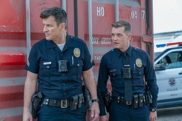 Widerwillig betreut John (Nathan Fillion, l.) den verlogenen Rookie Seth (Patrick Keleher) – Bild: Disney /​ Mike Taing