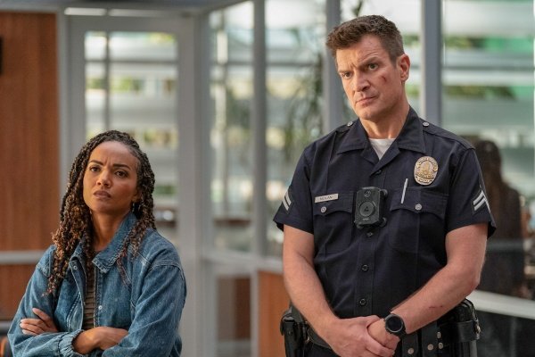 Nyla (Mekia Cox) und John (Nathan Fillion) sind genervt – Bild: Disney /​ Mike Taing