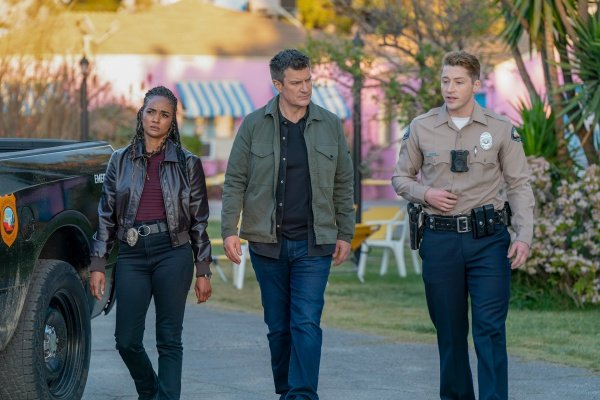 Nyla (Mekia Cox) und John (Nathan Fillion) befragen Officer Moore (Avery Bagenstos, r.) – Bild: Disney /​ Mike Taing