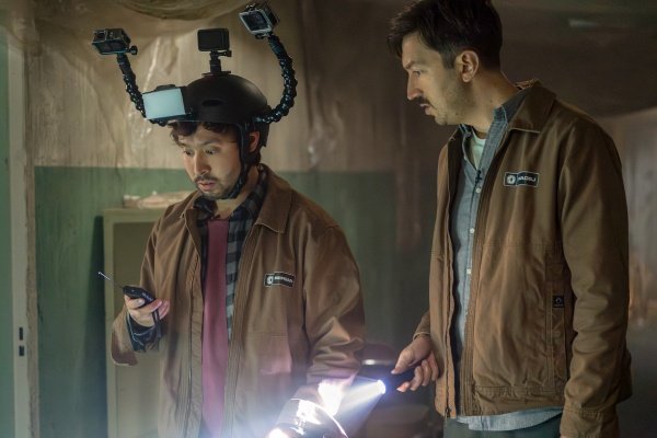 Ryan Bergara (l.) und Shane Madej spielen sich selbst – Bild: Disney /​ Mike Taing