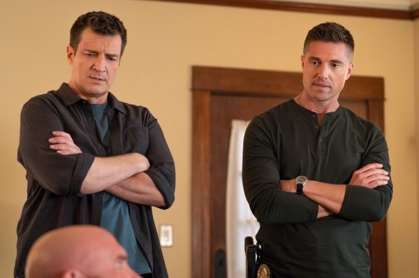 John (Nathan Fillion, l.) und Tim (Eric Winter) stimmen überein – Bild: Disney /​ Mike Taing