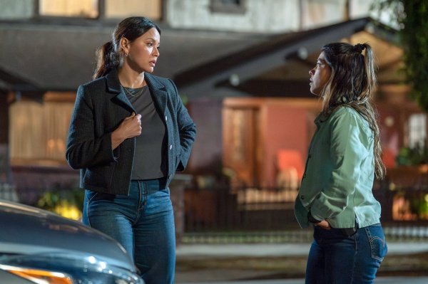 Ein gemeinsamer Fall bewegt Lucy (Melissa O’Neil, l.) und Celina (Lisseth Chavez) – Bild: Disney /​ Mike Taing