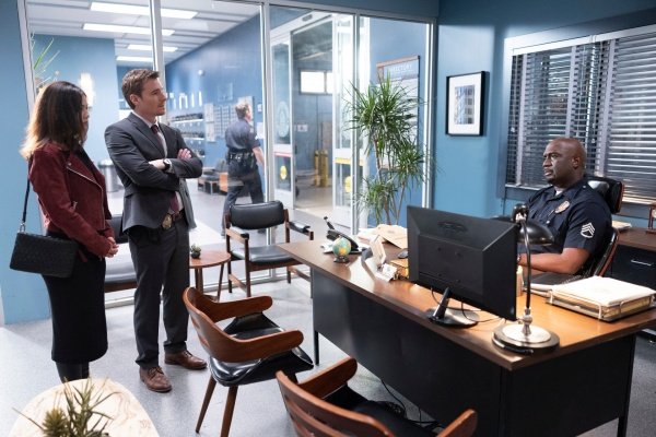 Dr. London (Danielle Campbell) und Detective Pearson (Daniel Bonjour, M.) reden auf Sergeant Grey (Richard T. Jones) ein – Bild: Raymond Liu /​ ZDF