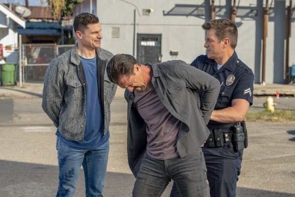 Randy (Flula Borg, l.) freut sich, dass John (Nathan Fillion) den Fiesling (Joey Anaya) kassiert – Bild: Disney /​ Eric McCandless