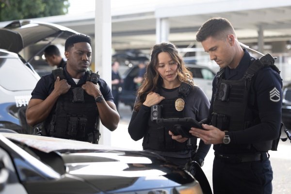 Tim (Eric Winter, r.) unterweist Aaron (Tru Valentino, l.) und Lucy (Melissa O’Neil) – Bild: Raymond Liu /​ ZDF