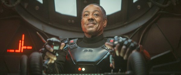 Moff Gideon (Giancarlo Esposito) verfolgt seine finsteren Pläne – Bild: Lucasfilm Ltd. /​ Disney+