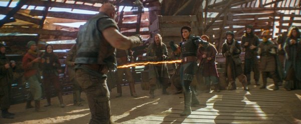 Cara Dune (Gina Carano) feuert aus allen Rohren – Bild: Lucasfilm Ltd. /​ Disney+