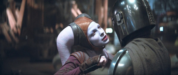 Der Mandalorianer kennt Ti’lek Xi’an (Natalia Tena) gut – Bild: Lucasfilm Ltd. /​ Disney+
