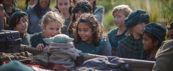 Schnell gewinnt das Kind neue Freunde – Bild: Lucasfilm Ltd. /​ Disney+
