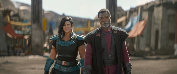 Cara Dune (Gina Carano) und Greef Karga (Carl Weathers) freuen sich – Bild: Lucasfilm Ltd. /​ Disney+