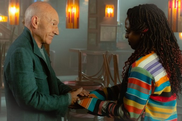 Die jüngere Guinan vertraut jetzt Jean-Luc Picard – Bild: Trae Patton /​ Viacom CBS