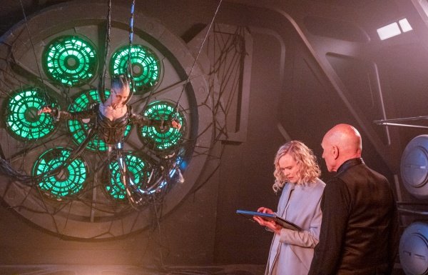Borg-Königin (l.), Jurati und Picard lösen Zeitsprung aus – Bild: Trae Patton /​ Viacom CBS