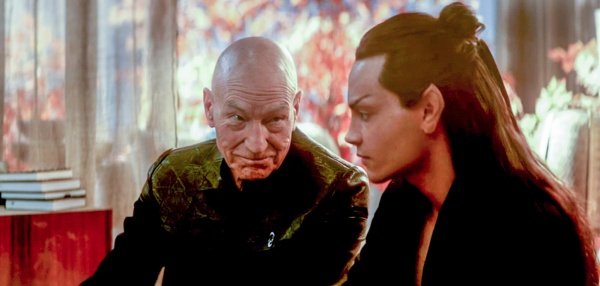 Jean-Luc Picard sucht Kontakt zum Romulaner Elnor (Evan Evagora) – Bild: Paramount+