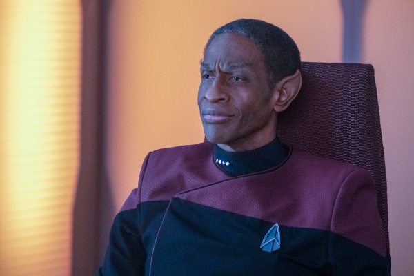 Vulkanier Tuvok (Tim Russ) überbringt gute Nachrichten – Bild: Trae Patton /​ Paramount+
