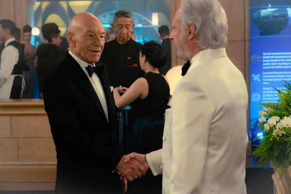 Picard freut sich über bekanntes Gesicht von Dr. Soong – Bild: Trae Patton /​ Viacom CBS