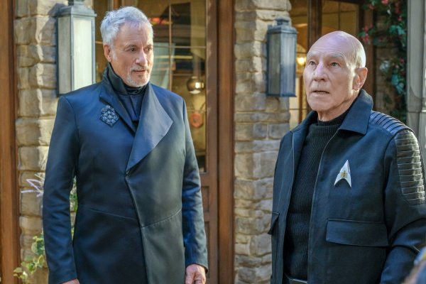 Q (John de Lancie, l.) ärgert Jean-Luc wie in alten Zeiten – Bild: Trae Patton /​ Viacom CBS