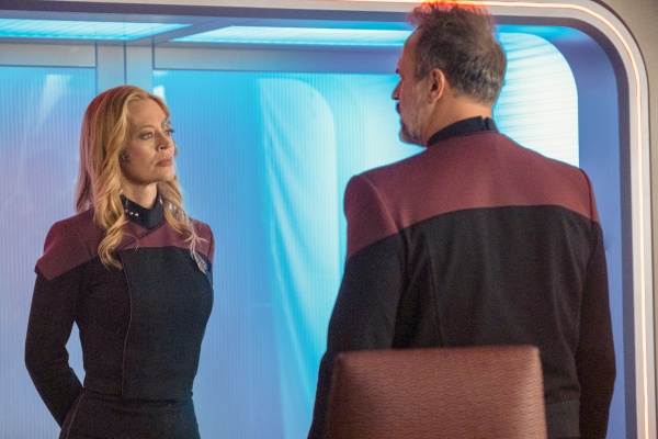 Seven geigt Captain Shaw (Todd Stashwick) die Meinung – Bild: Trae Patton /​ Paramount+