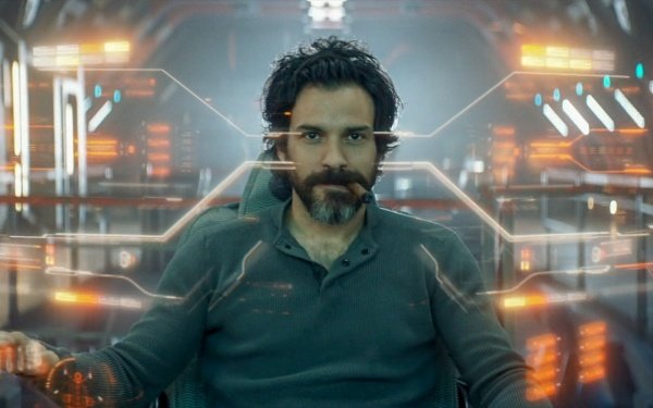 Chris Rios fliegt sein Schiff supercool durchs All – Bild: Paramount+