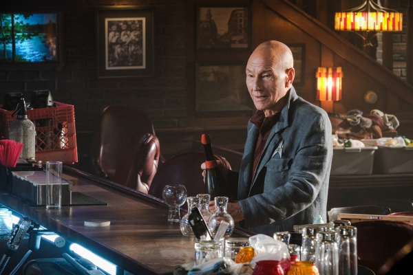 Im Hause Picard fließt Alkohol in jeder Epoche – Bild: Trae Patton /​ Viacom CBS