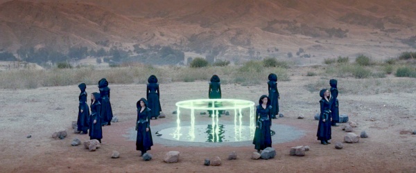 Die ehrenwerte Zhat Vash auf Aia feiert eine Zeremonie der Mahnung – Bild: Paramount+