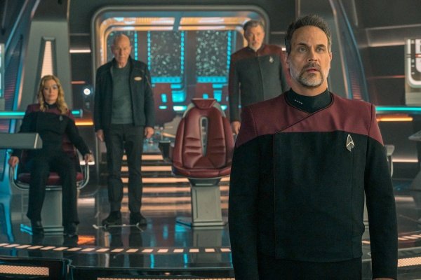 Überraschung für (v.l.) Seven, Picard, Riker und Captain Shaw – Bild: Trae Patton /​ Paramount+