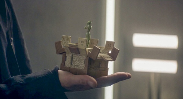 Eine kleine Box gibt Rätsel auf – Bild: Paramount+