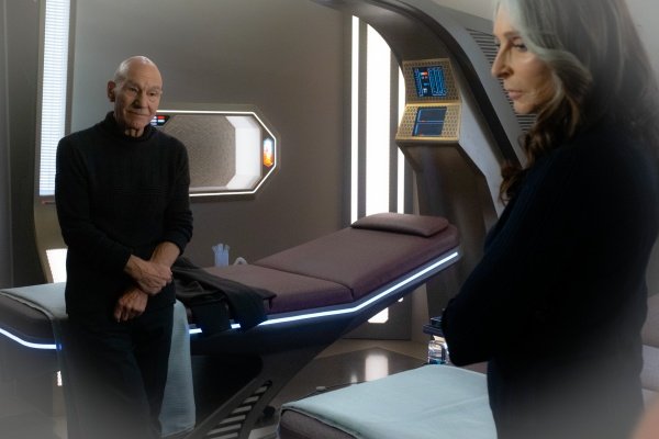 Beverly (Gates McFadden) macht Jean-Luc ein Geständnis – Bild: Trae Patton /​ Paramount+