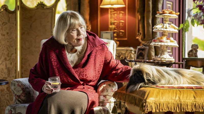 Mrs. Pumphrey hängt an ihrem Hund Tricki Woo (Derek) – Bild: Playground Television UK Ltd /​ all3media international
