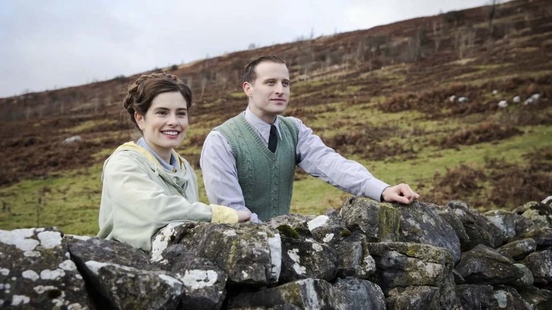Helen Alderson (Rachel Shenton) gefällt James Herriott (Nicholas Ralph) – Bild: Ed Miller /​ Playground Television UK Ltd /​ all3media international