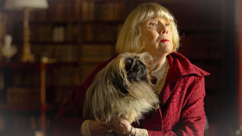 Mrs. Pumphrey (Diana Rigg) sorgt sich um Tricki-Woo (Derek) – Bild: Ed Miller /​ Playground Television UK Ltd /​ all3media international