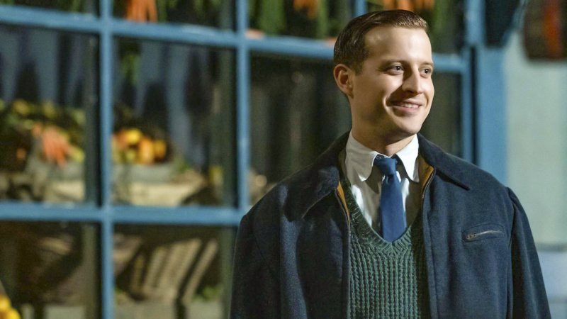 Nicht mehr lange freut sich James (Nicholas Ralph) über seinen Geburtstag – Bild: Playground Television UK Ltd /​ all3media international