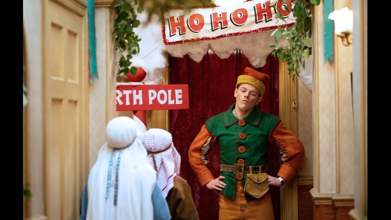 Tristan (Callum Woodhouse) will sich in seine Rolle als weihnachtlicher Elf einfühlen – Bild: Matt Squire /​ Playground Television UK Ltd /​ all3media international