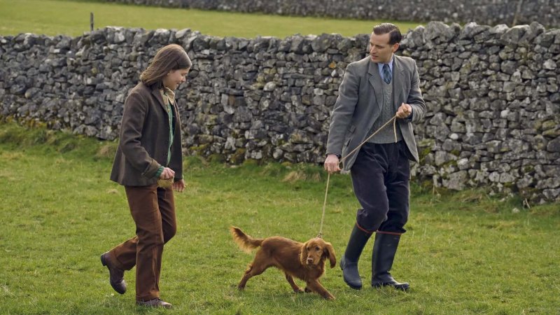Jenny Alderson (Imogen Clawson) und ihr Hund Scruff (​Bobby) erstaunen James (Nicholas Ralph) – Bild: Matt Squire /​ Playground Television UK Ltd /​ all3media international