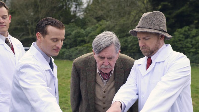 Wird Colonel Merrick (James Fleet, 2.v.r.) auf Tristan (Callum Woodhouse, l.), James (Nicholas Ralph) und Siegfried (Samuel West, r.) hören? – Bild: Helen Williams /​ Playground Television UK Ltd /​ all3media international
