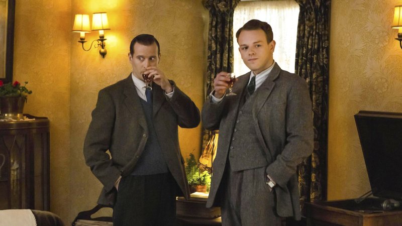 James (Nicholas Ralph) und Tristan (Callum Woodhouse, r.) sehnen sich nach dem Pub – Bild: Helen Williams /​ Playground Television UK Ltd /​ all3media international