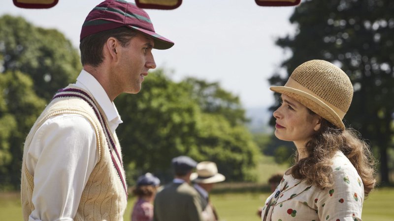 Die angenehme Begegnung mit Hugh (Mattew Lewis) überrascht Helen (Rachel Shenton) – Bild: Helen Williams /​ Playground Television UK Ltd /​ all3media international