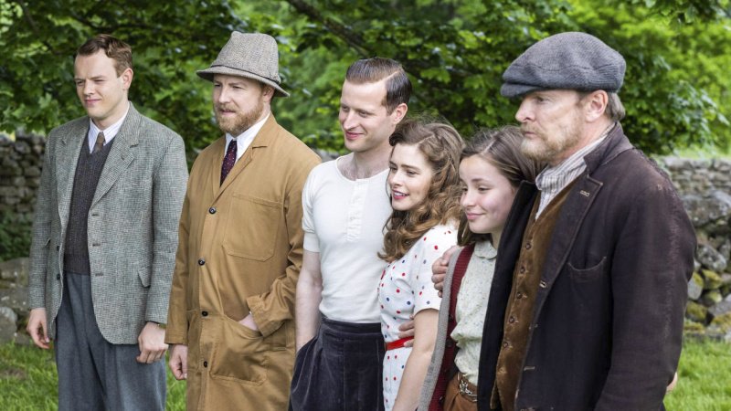 Ein Ereignis bewegt (v.l.) Tristan (Callum Woodhouse), Siegfried (Samuel West), James (Nicholas Ralph), Helen (Rachel Shenton), Jenny (Imogen Clawson) und Richard (Tony Pitts) – Bild: Helen Williams /​ Playground Television UK Ltd /​ all3media international