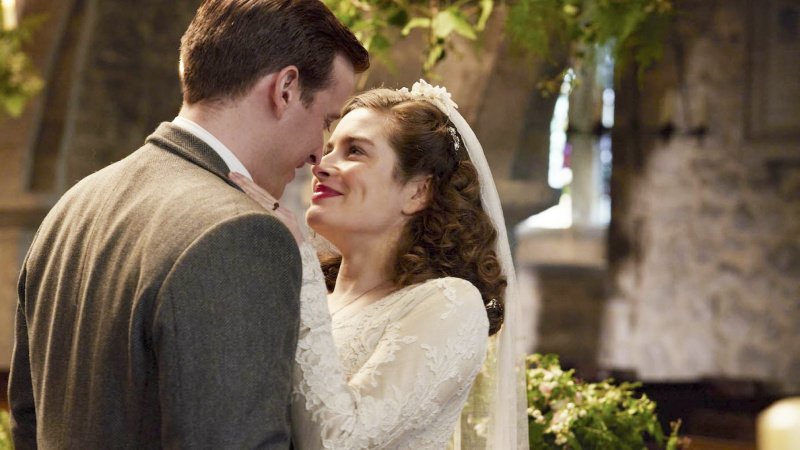 Sogar heftige Probleme könen die Hochzeit von James (Nicholas Ralph) und Helen (Rachel Shenton) nicht verhindern – Bild: Helen Williams /​ Playground Television UK Ltd /​ all3media international